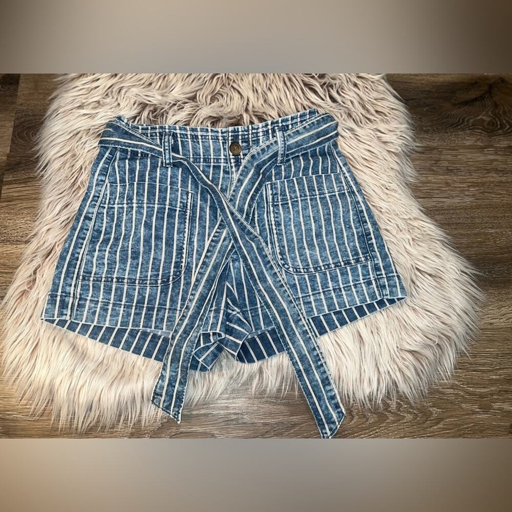 American Eagle outfitters women’s blue & white striped shorts